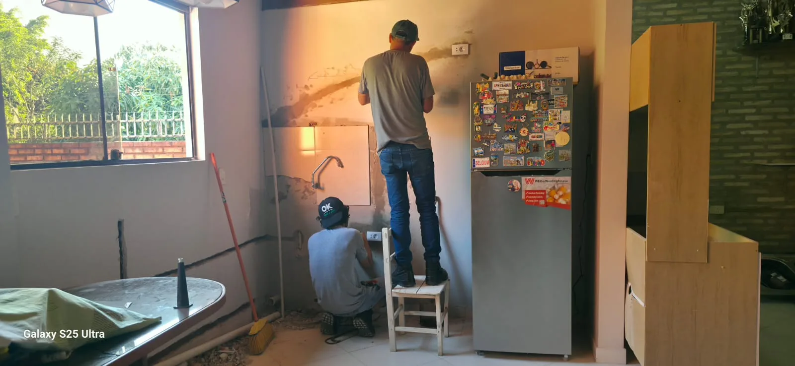 Técnicos realizando una instalación eléctrica y de aire acondicionado
